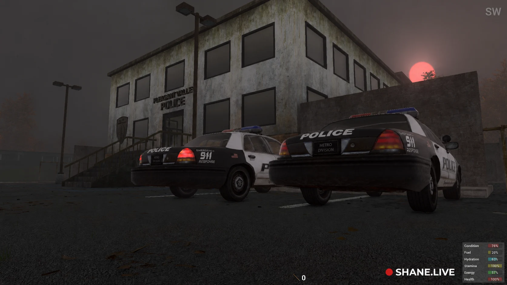 Originaler H1Z1-Screenshot von ShaneTSGTV vor der Polizeistation in Pleasant Valley mit zwei Polizeiautos und roter Sonne