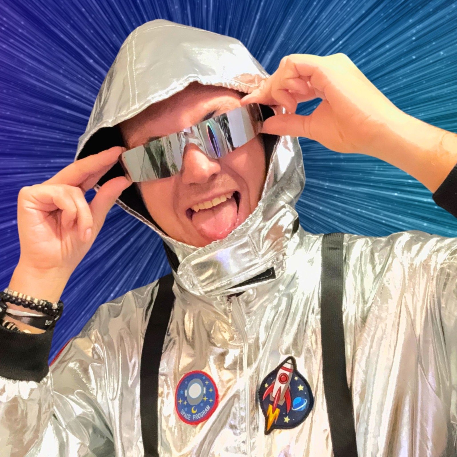 ShaneTSGTV im silbernen Astronauten-Outfit